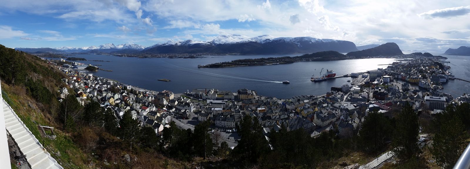 Panorama fra Fjellstua, fra øst mot vest. Her ser vi sentrum, Borgundfjorden, Hessa med Sukkertoppen og Sula bakom der igjen.