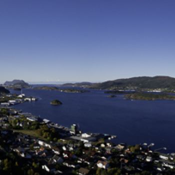 Holsfjellet og Rødlandstua fra Olsvika